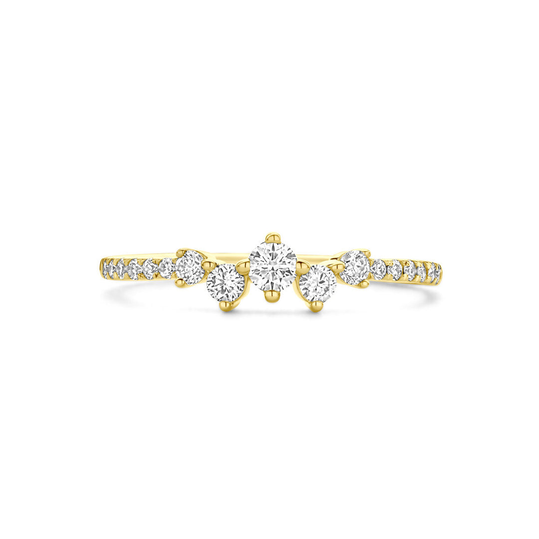 De Van der Kooij Collectie ring lab grown diamant 1.00ct H SI in 14K geelgoud heeft een cluster van vijf ronde lab grown diamanten en extra diamanten op de slanke band voor een verfijnde dames look.