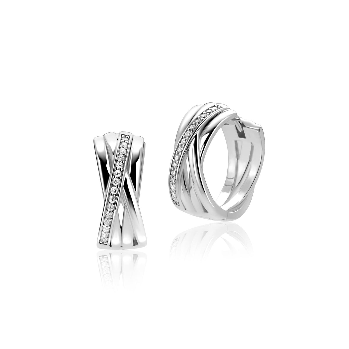 Boucles d'oreilles en argent avec un design entrelacé et des zircons.