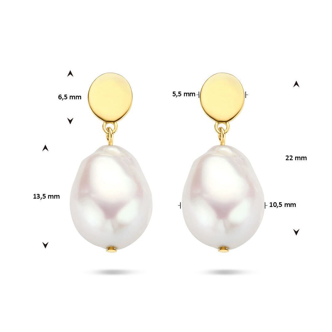 Oorhangers barok geelgoud 14K van Van der Kooij Collectie met grote, onregelmatige zoetwaterparels. Stud: 6,5 mm; parel bovenkant: 5,5 mm; parel hoogte: 13,5 & 10,5 mm; totale lengte: 22 mm.