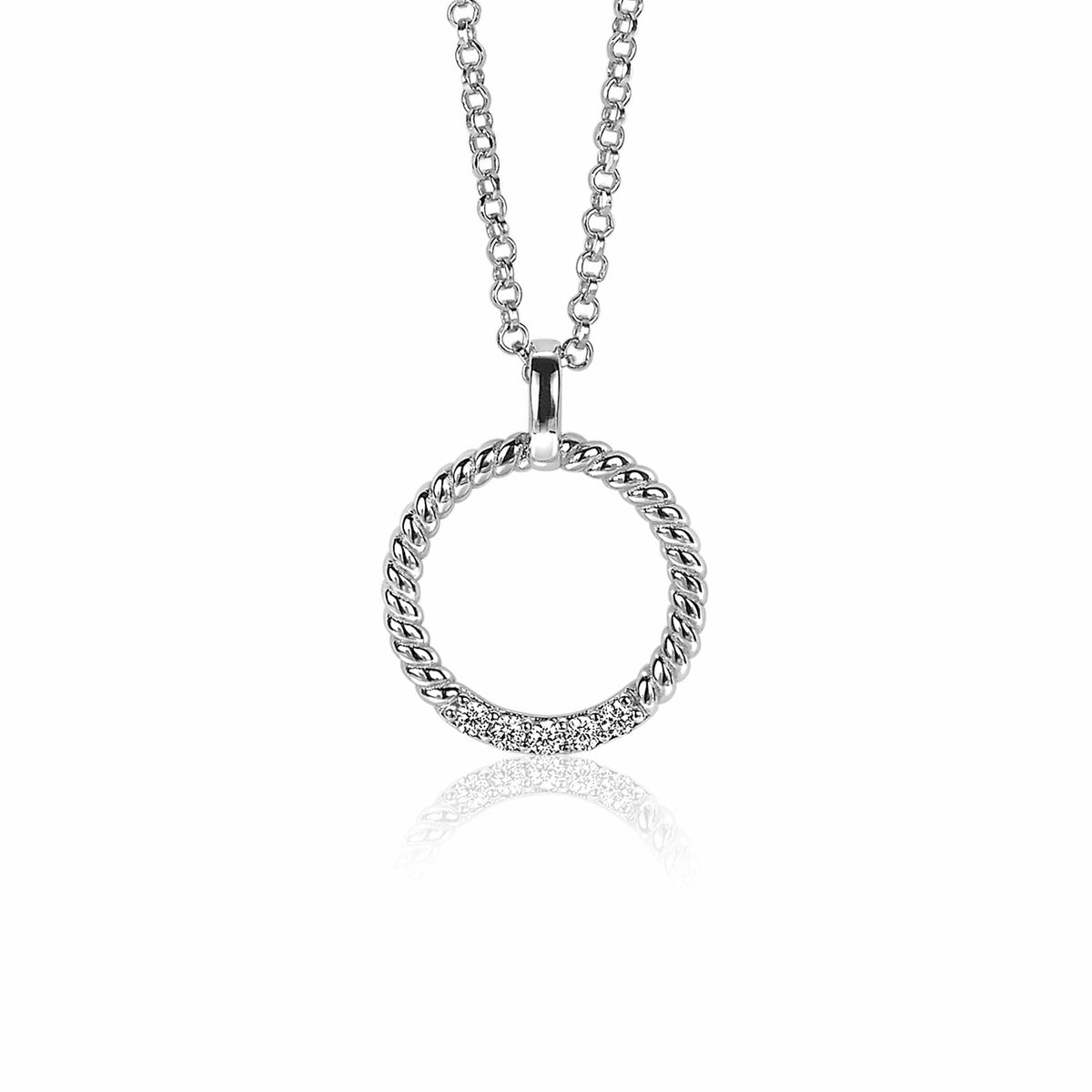 Pendentif en argent en forme de cercle tressé, suspendu à une chaîne délicate.