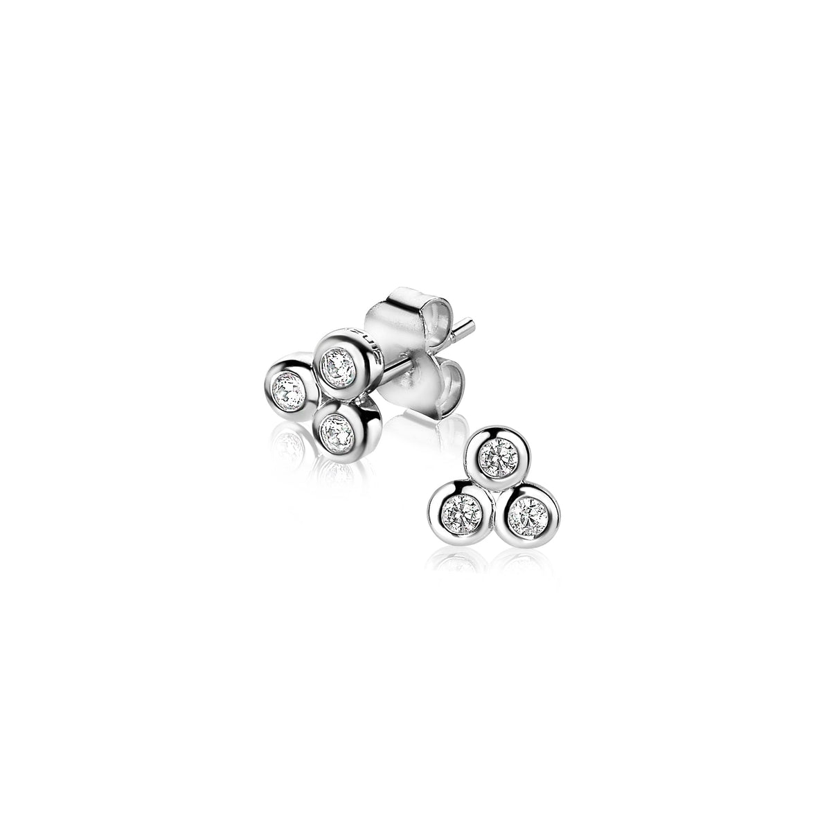 Boucles d'oreilles en argent avec trois cercles ornés de pierres brillantes.