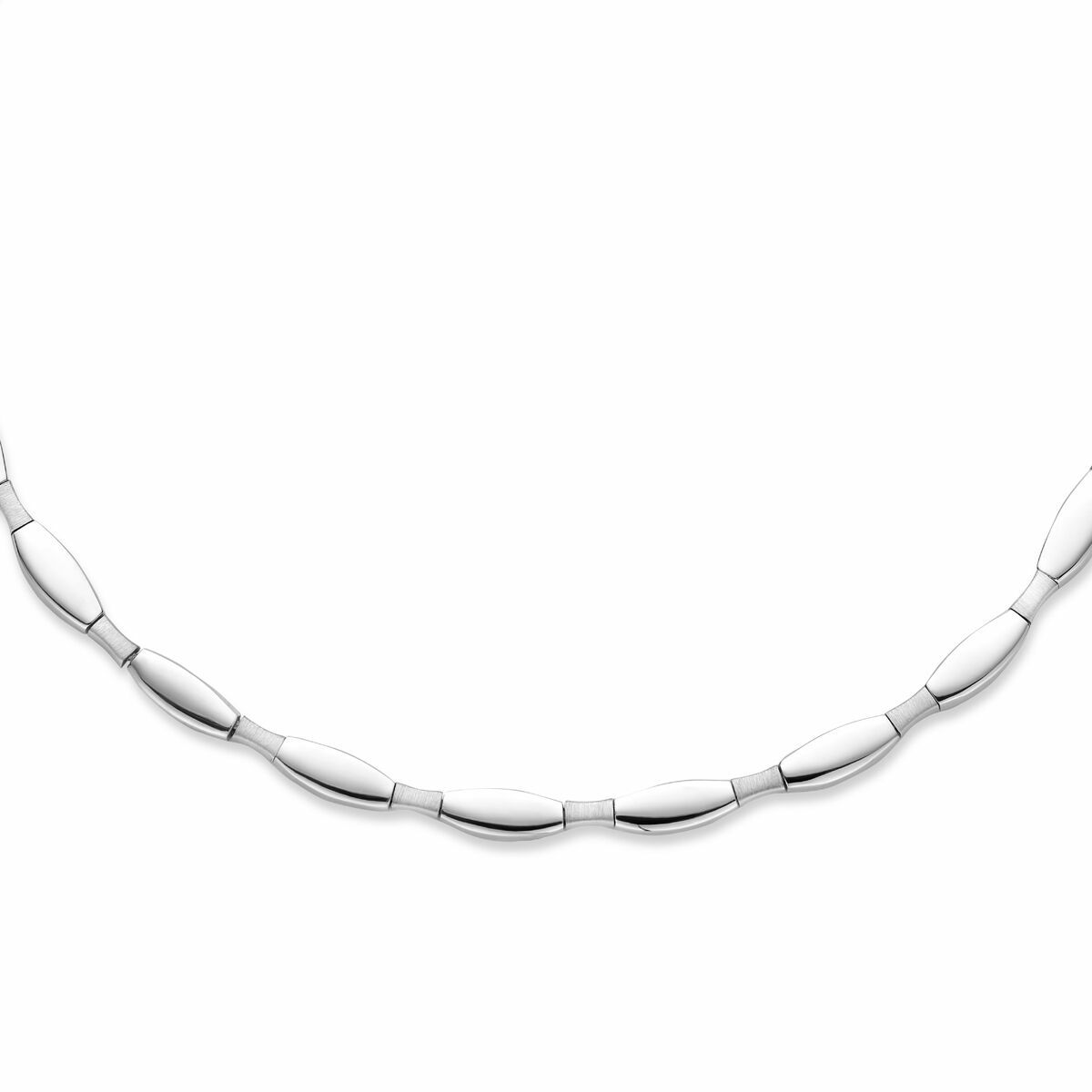 Collier choker en argent rhodié poli et mat, de 5,5 mm de large et 43 cm de long.