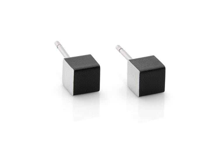 Boucles d'oreilles en forme de cubes noirs avec tige en métal argenté.