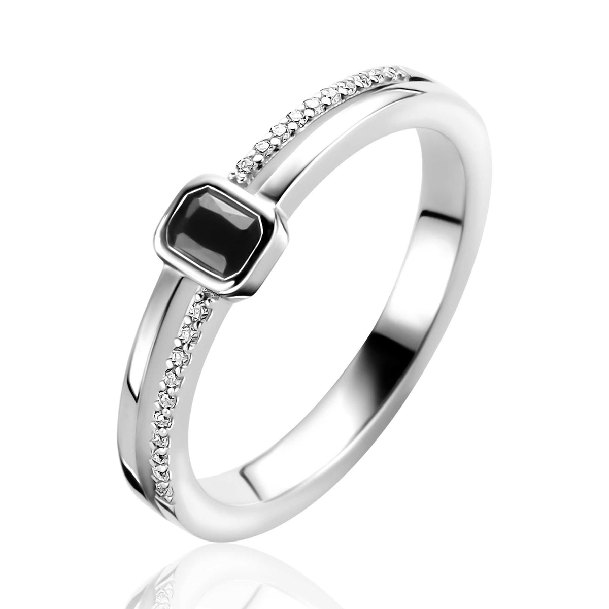 Bague en argent avec un serti carré noir et des petites pierres brillantes sur les côtés.