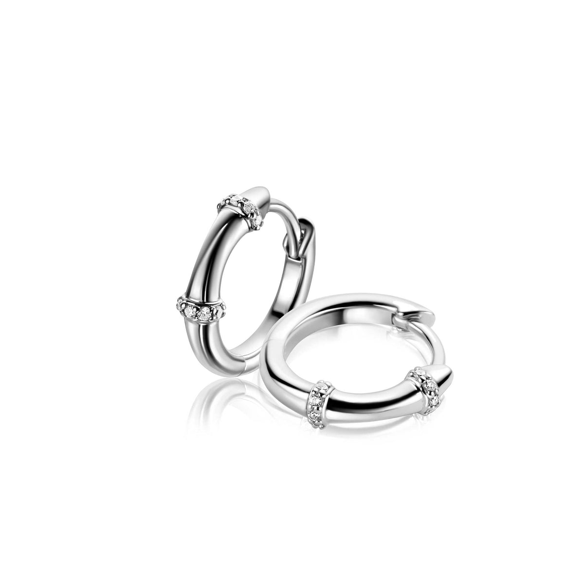 Boucles d'oreilles en argent avec des détails en strass, forme ronde et fermoir à charnière.