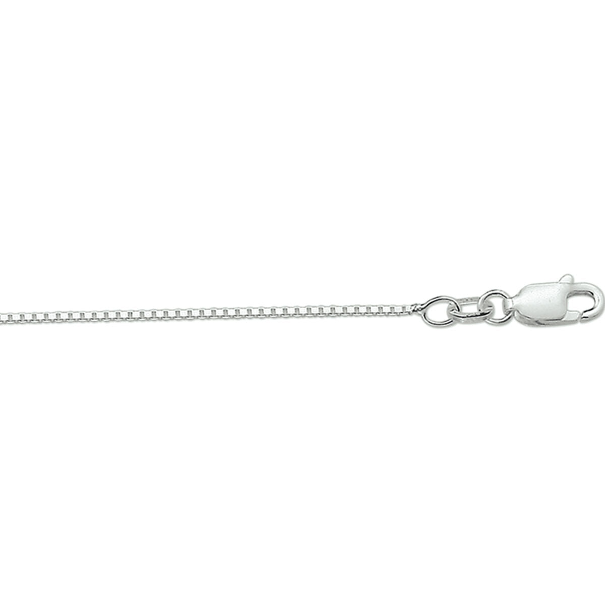 Een slank, gerhodineerd Venetiaans boxketting collier (collier venetiaans 1,1 mm) van Van der Kooij Collectie met karabijnslot sluiting, horizontaal weergegeven op een witte ondergrond.
