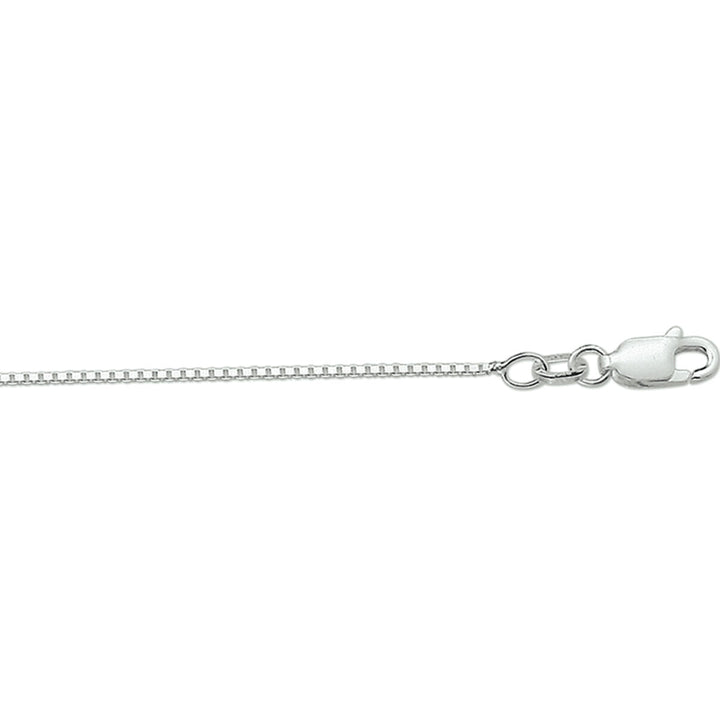 Een slank, gerhodineerd Venetiaans boxketting collier (collier venetiaans 1,1 mm) van Van der Kooij Collectie met karabijnslot sluiting, horizontaal weergegeven op een witte ondergrond.