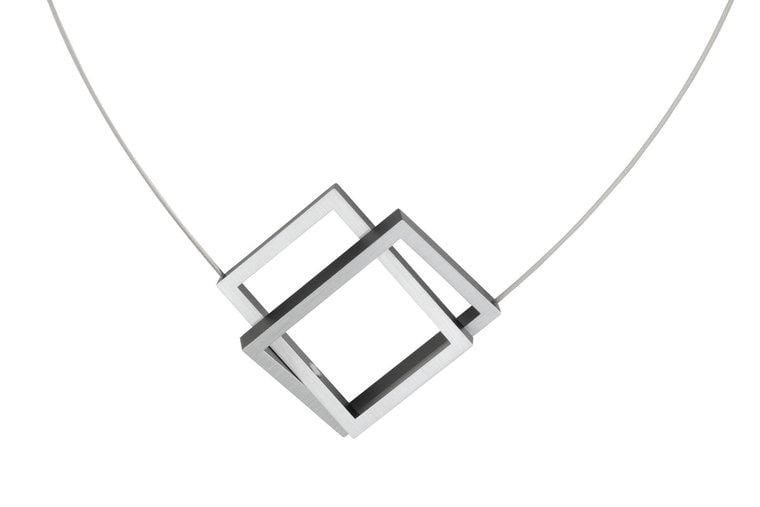 Collier en métal argenté avec deux rectangles imbriqués, finition noire.
