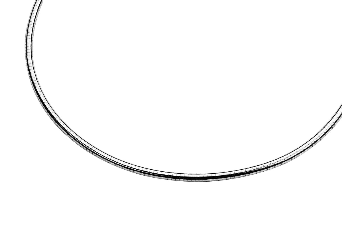collier en argent fin avec une finition lisse et brillante, forme ronde.