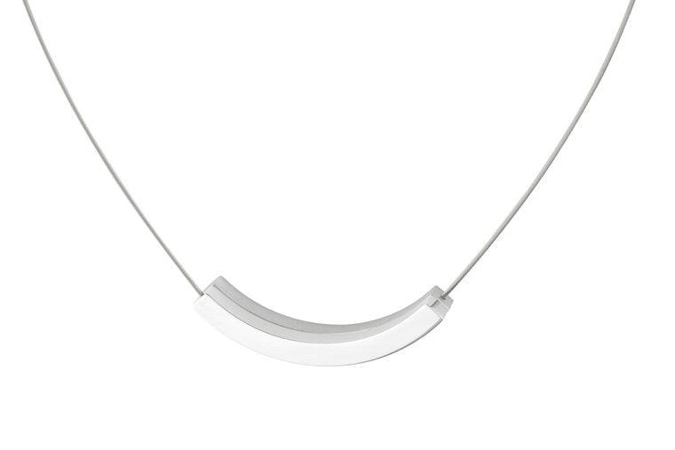 Collier en argent avec un pendentif en forme de demi-lune.
