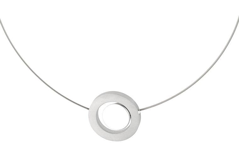 Collier en argent avec un pendentif en forme de cercle dans une bague.