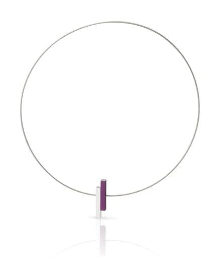 Collier en métal avec une barre simple violette et blanche au centre.