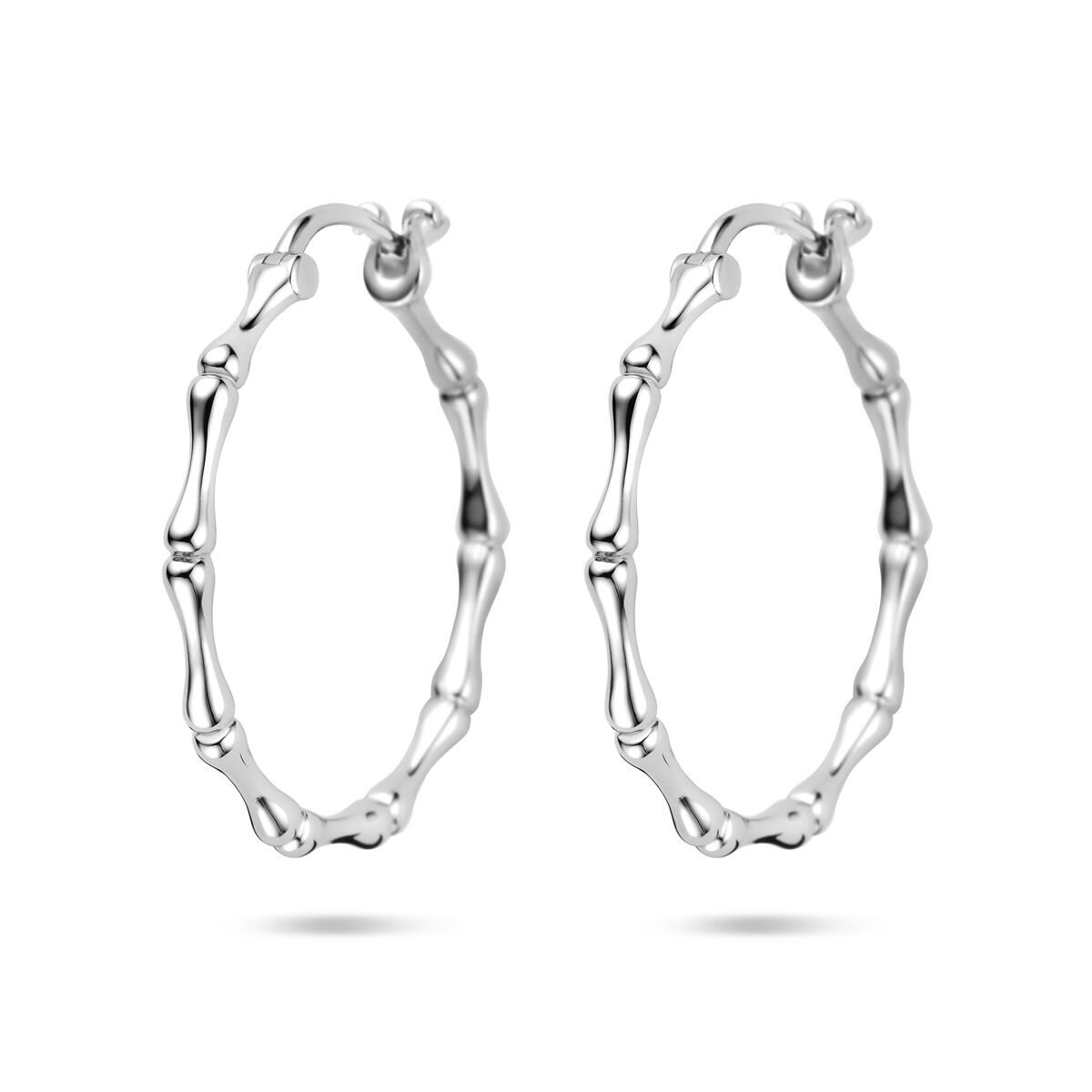 Boucles d'oreilles en argent rhodié, de forme ovale avec un design en maillons.