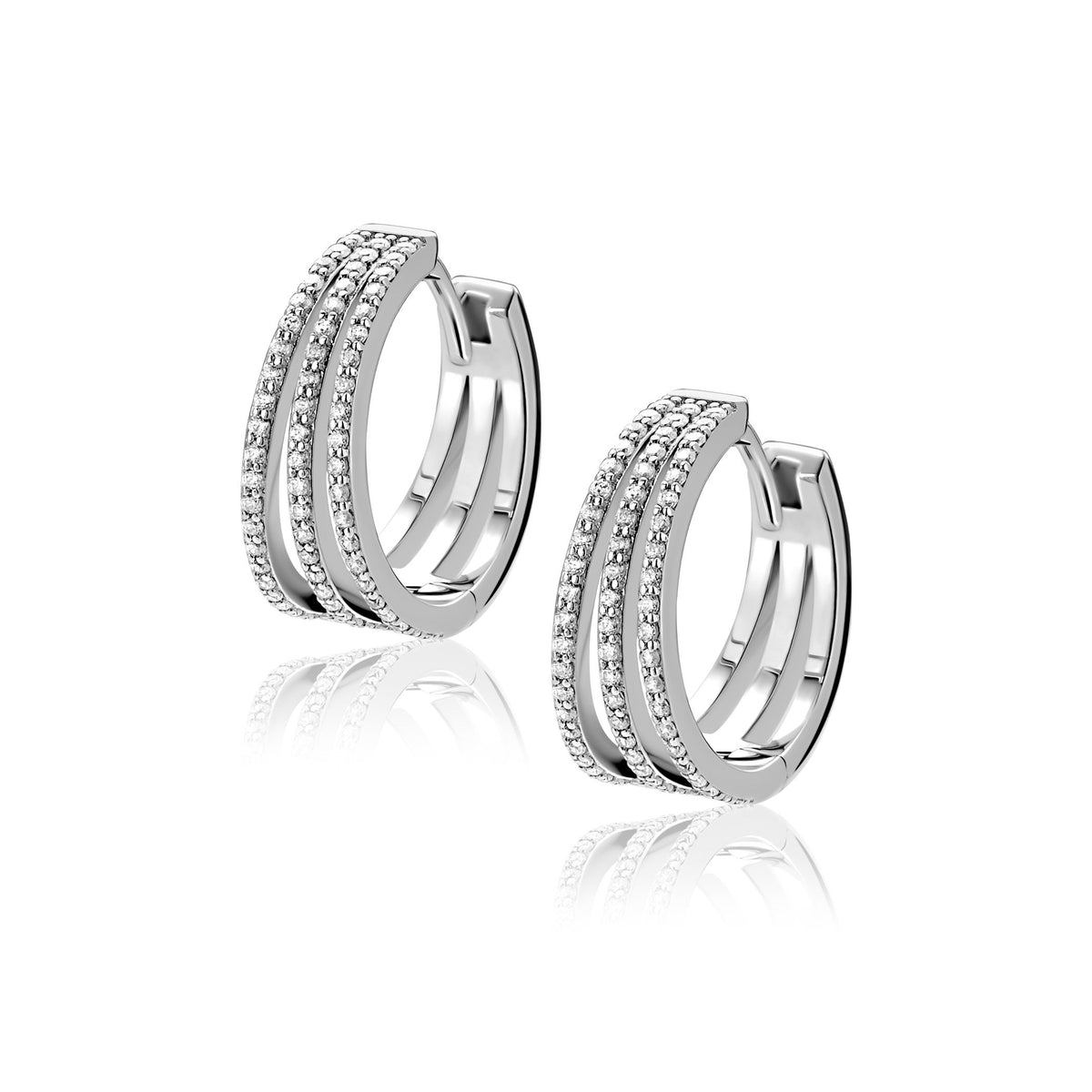 Boucles d'oreilles en argent avec deux rangées de zircons scintillants.