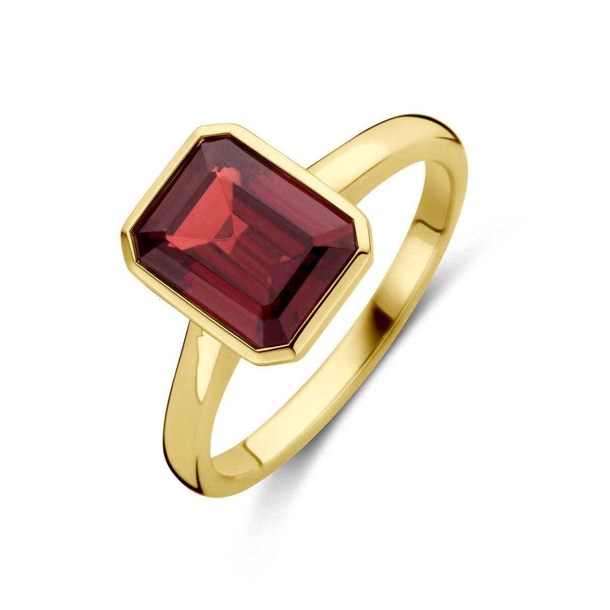 Bague en or jaune 14K avec un grenat rectangulaire.