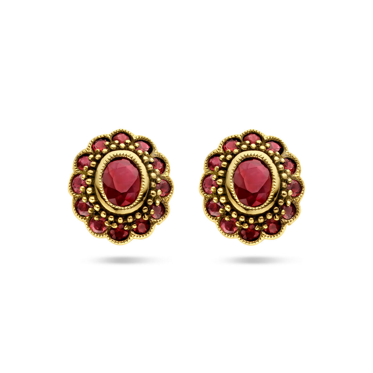 Boucles d'oreilles en or jaune 14K ornées de rubis, avec un design floral.