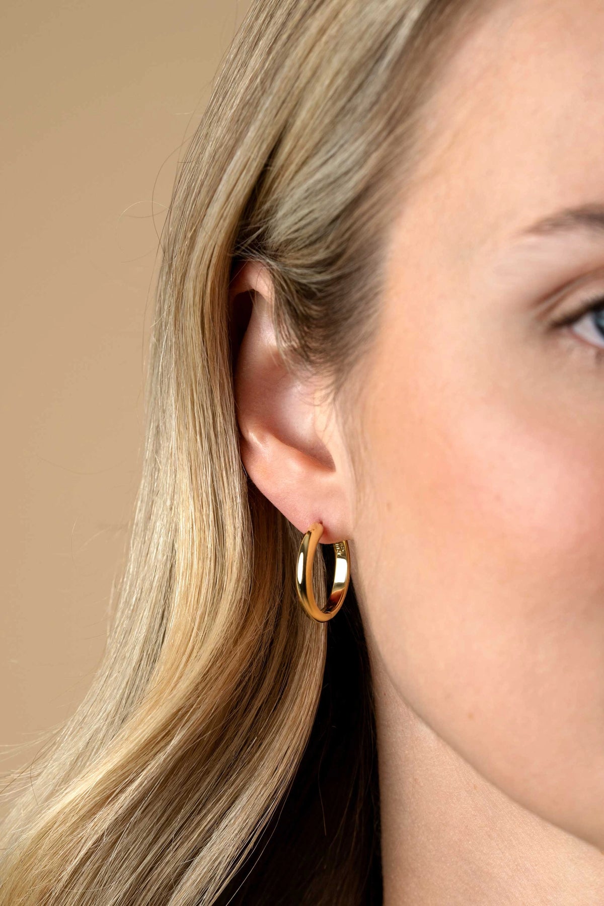 Boucles d'oreilles en argent doré, lisses, de 20 mm de diamètre.