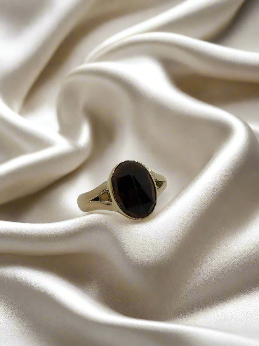 Bague en or vintage 14k avec un grenat ovale, pesant 5,5 g.
