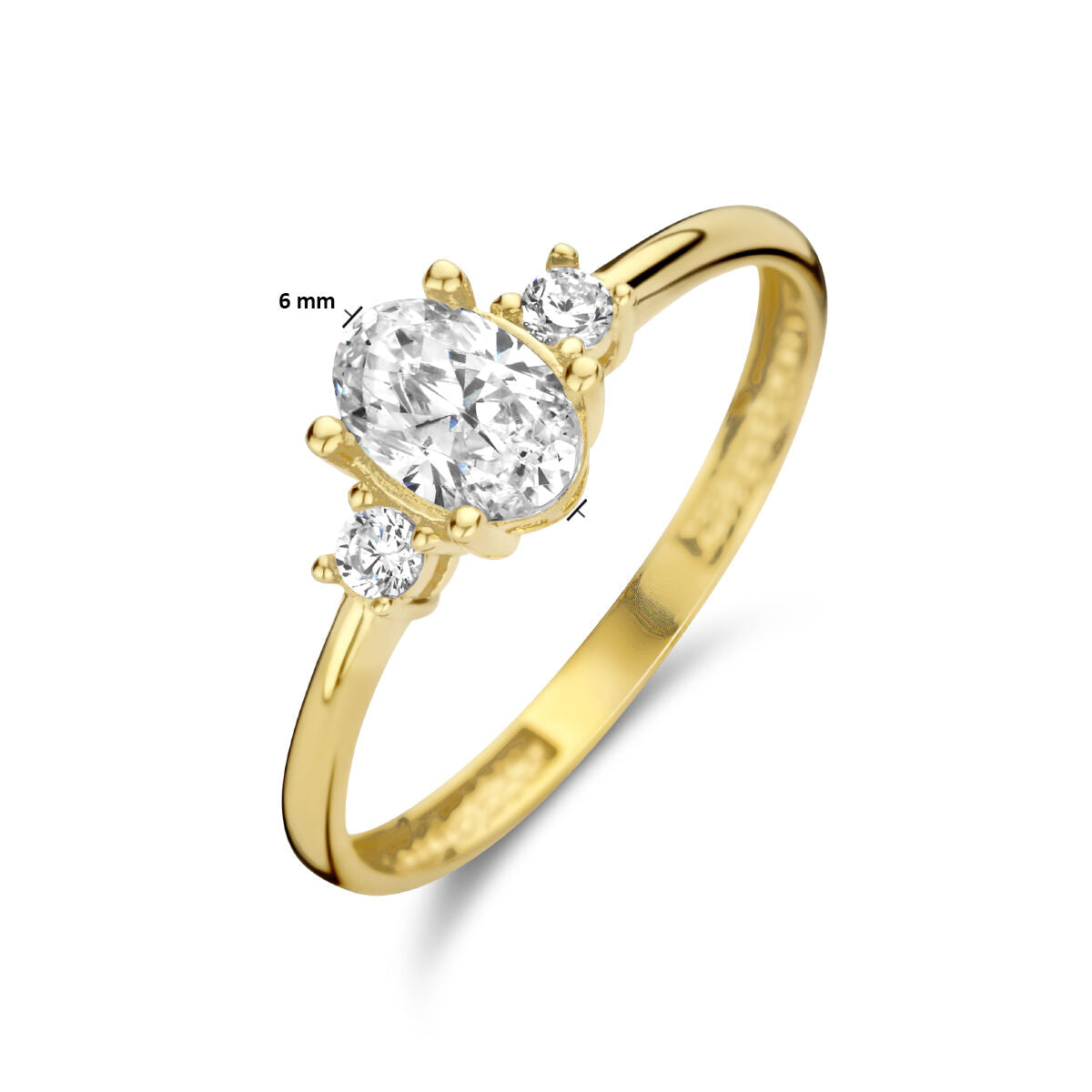 De Van der Kooij Collectie ring trilogie zirkonia 14K geelgoud heeft een centrale ovale zirkonia van 6 mm, geflankeerd door twee ronde zirkonia's, en wordt getoond op een witte achtergrond.