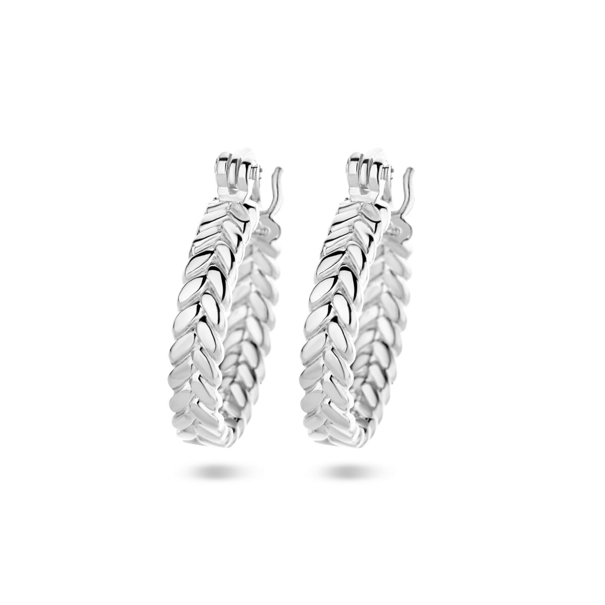 Boucles d'oreilles en argent rhodié au motif de plume, de forme ronde et tressée.