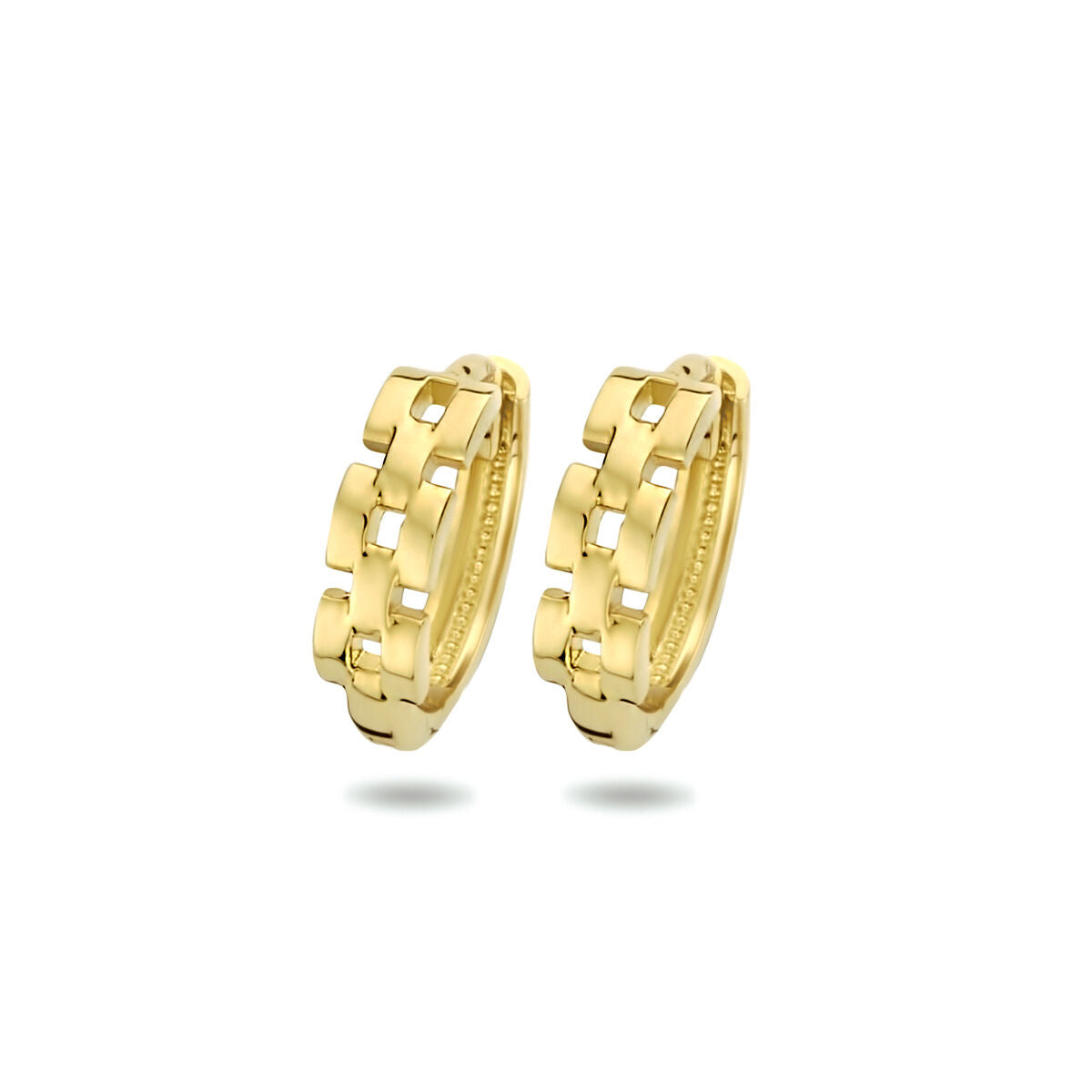 Boucles d'oreilles en or jaune 14K avec un motif de maillons.