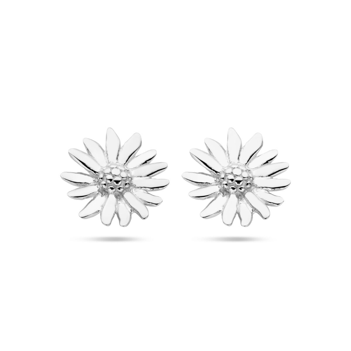 Boucles d'oreilles en argent rhodié en forme de marguerite avec des pétales détaillés.
