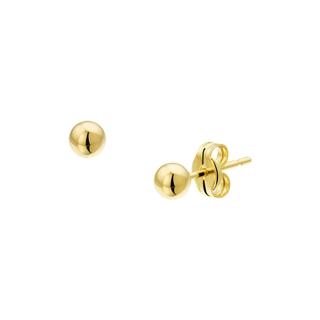 Een paar Gouden oorknoppen bol 14K van Van der Kooij Collectie is afgebeeld op een witte achtergrond, met de ene oorbel naar voren gericht en de andere van opzij-ideale gouden oorbellen voor elk sieradendoosje.