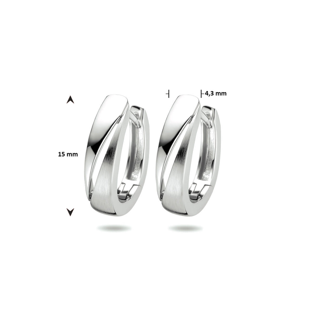 Een paar klapoorbellen poli/mat zilver gerhodineerd door Van der Kooij Collectie, met een modern gedraaid ontwerp. Deze 925 zilver dames oorbellen zijn 15 mm hoog en 4,3 mm breed, afgebeeld op een witte achtergrond met maataanduidingen.