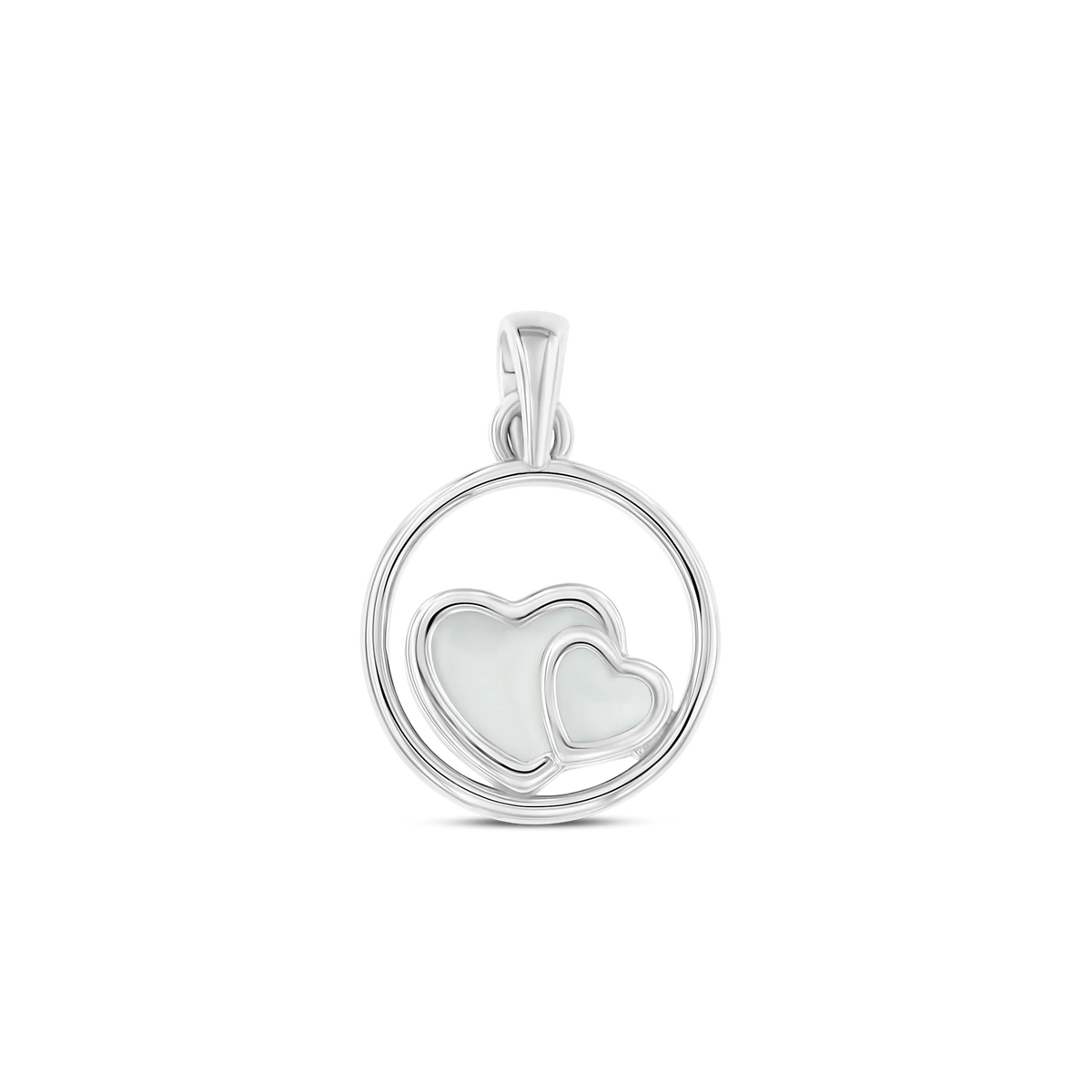 Pendentif en argent avec deux cœurs entrelacés dans un cercle.