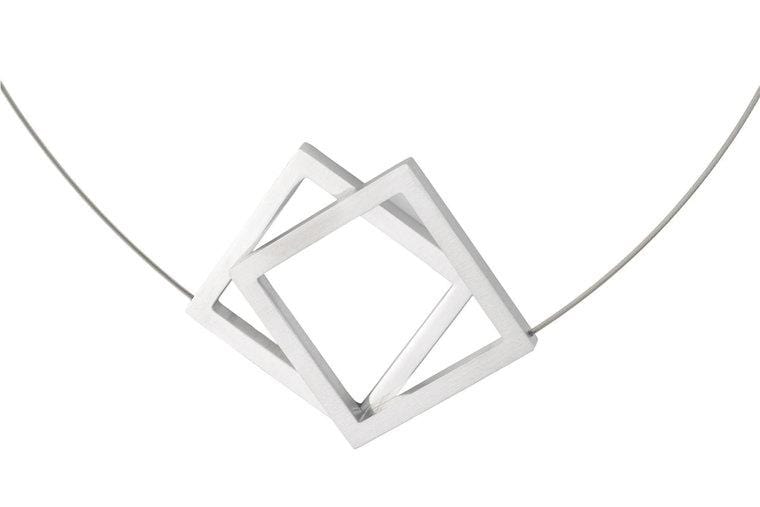 Collier en argent avec deux grands carrés entrelacés.