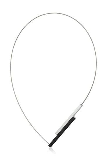 Collier en métal avec des bandes longues, finition mate et noire.