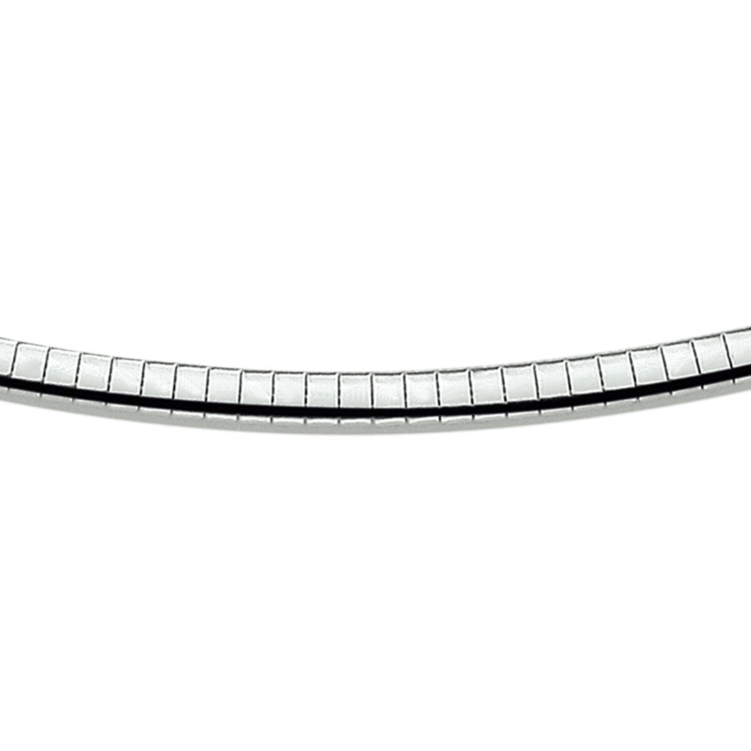Close-up van de Van der Kooij Collectie omega bol 4,0 mm zilver met slangenketting tegen een witte achtergrond, waardoor de gladde, gesegmenteerde schakels en de gepolijste afwerking worden benadrukt - een elegant damessieraad.