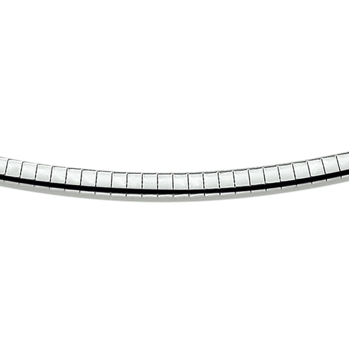 Close-up van de Van der Kooij Collectie omega bol 4,0 mm zilver met slangenketting tegen een witte achtergrond, waardoor de gladde, gesegmenteerde schakels en de gepolijste afwerking worden benadrukt - een elegant damessieraad.