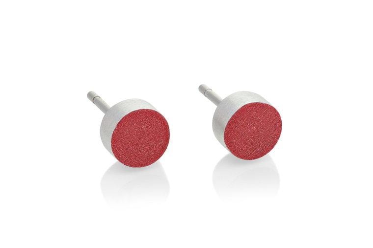 Boucles d'oreilles rondes en argent avec une finition rouge.