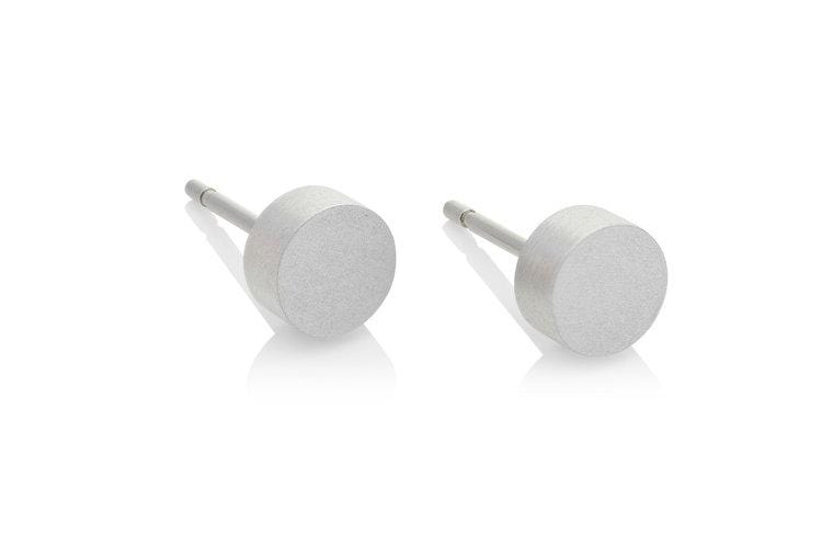 Boucles d'oreilles rondes en argent, petites et discrètes, avec une finition mate.