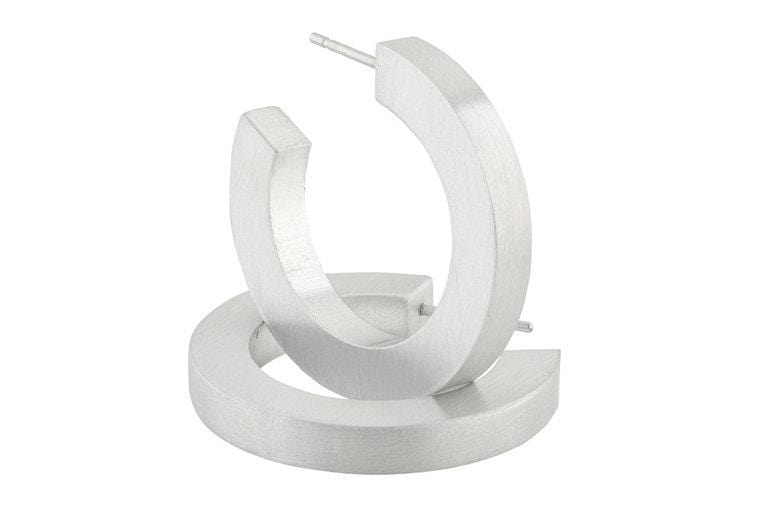 Boucles d'oreilles rondes en argent, de forme épurée et moderne.
