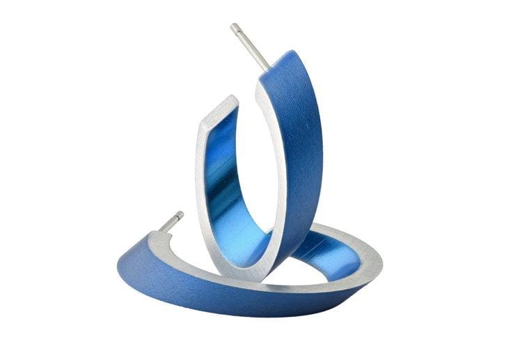 Boucles d'oreilles ovales en bleu avec finition argentée.