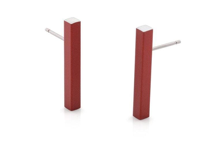 Boucles d'oreilles en forme de barre rouge avec tige en métal.
