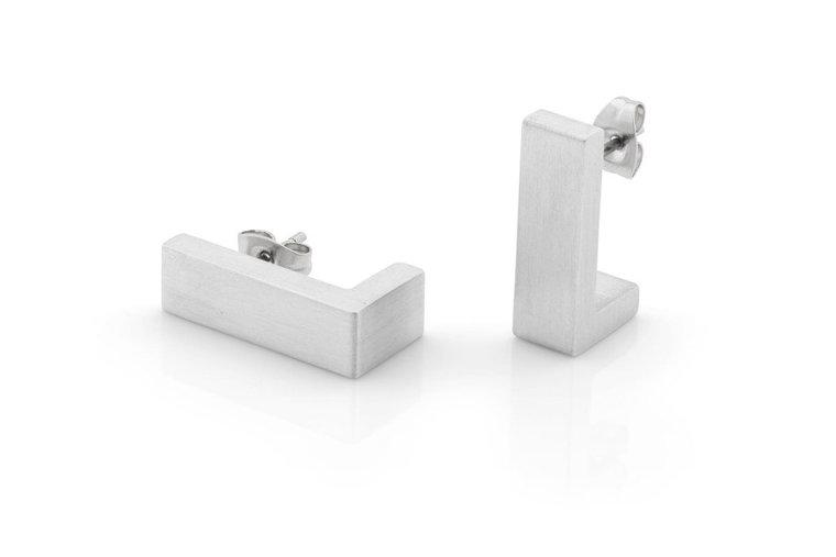 Boucles d'oreilles en argent, en forme de L, avec une finition mate.