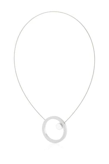 Collier en argent avec une grande bague et un rond brillant.