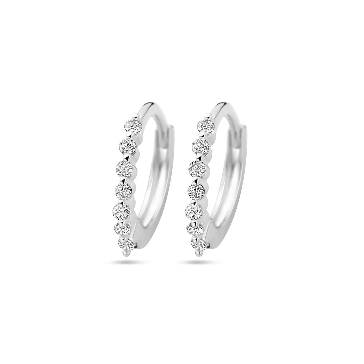 Boucles d'oreilles en argent rhodié ornées de zirconiums, de forme ronde avec des pierres brillantes.