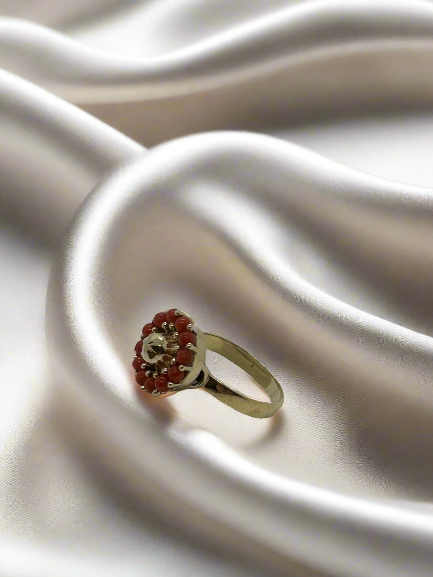 Bague vintage en or 14 carats ornée de corail rouge, pesant 2,7 grammes.