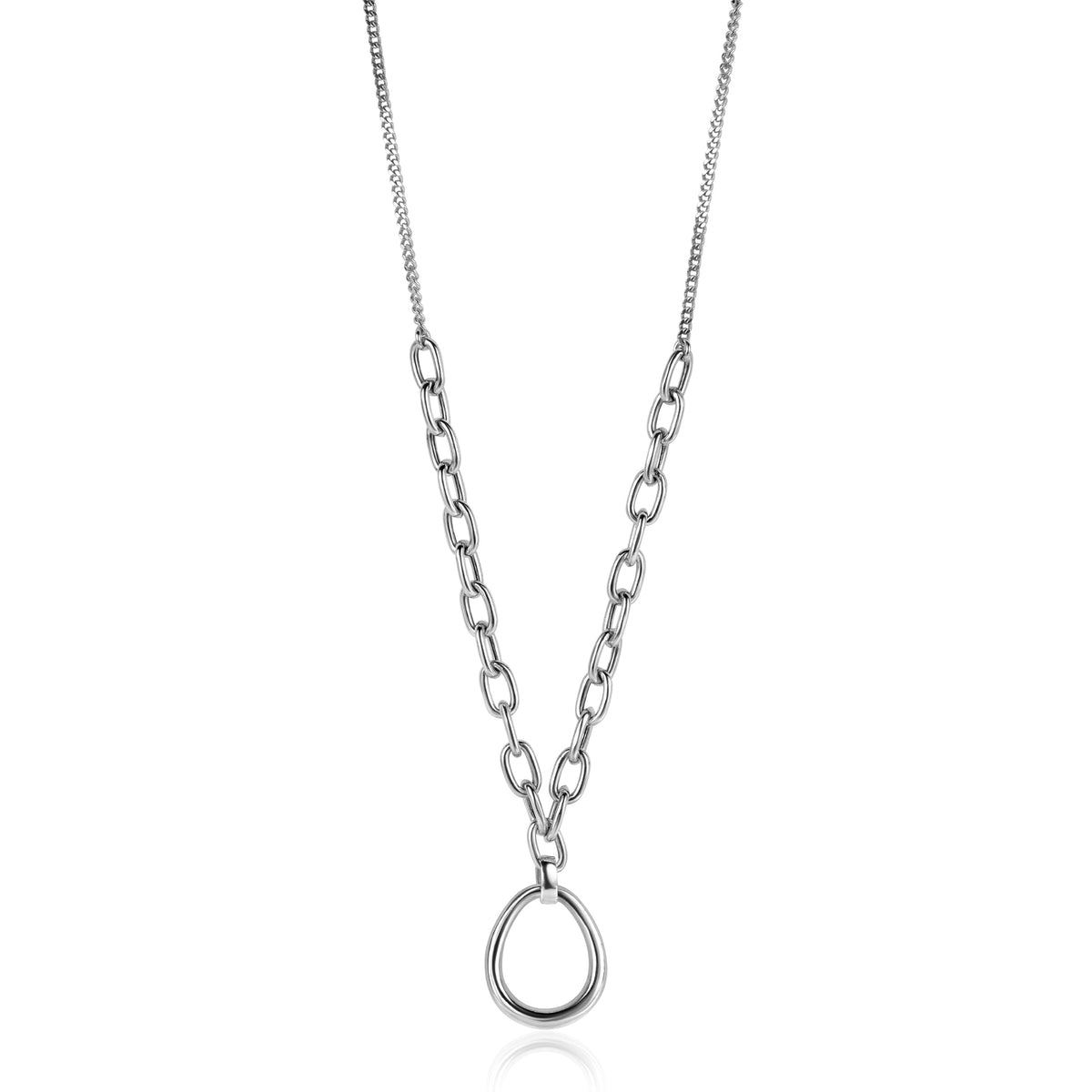 Collier en argent avec maillon en forme de goutte.