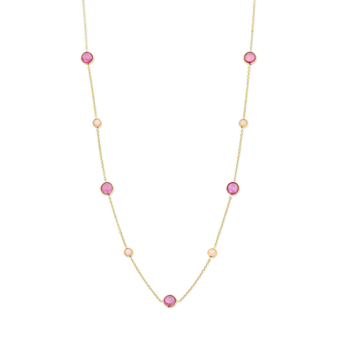 Het Van der Kooij Collectie collier roze robijn en roze opaal (42-45 cm) is uitgevoerd in 14K geelgoud, met afwisselend roze robijn en roze opaal edelstenen aan een fijne gouden ketting.