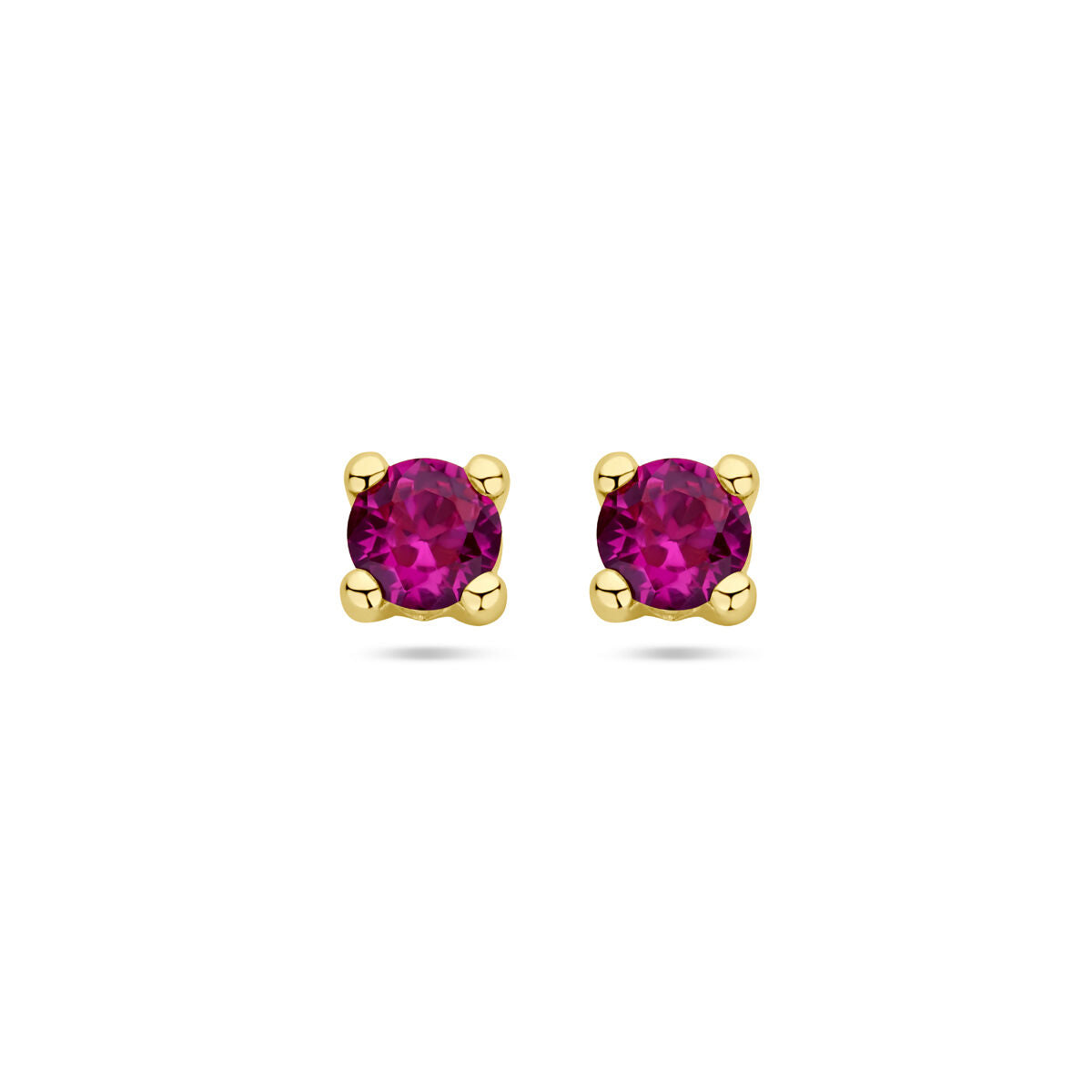 Boucles d'oreilles en or jaune 14K avec des rubis synthétiques ronds et brillants.