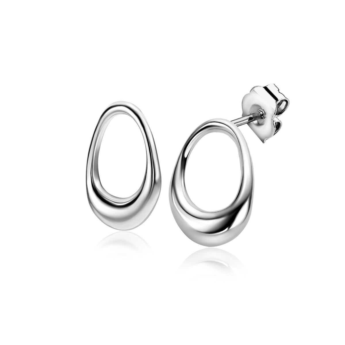 Boucles d'oreilles en argent, de forme ovale avec un design fluide et poli.