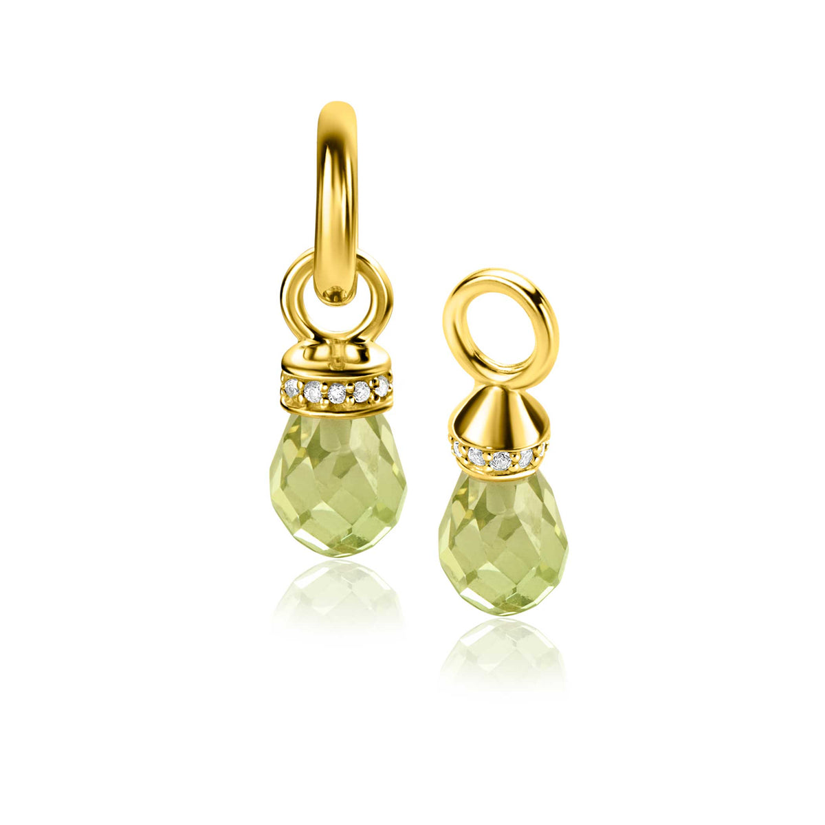 Boucles d'oreilles dorées avec pendentifs en forme de goutte, ornées de cristaux et d'une pierre verte.