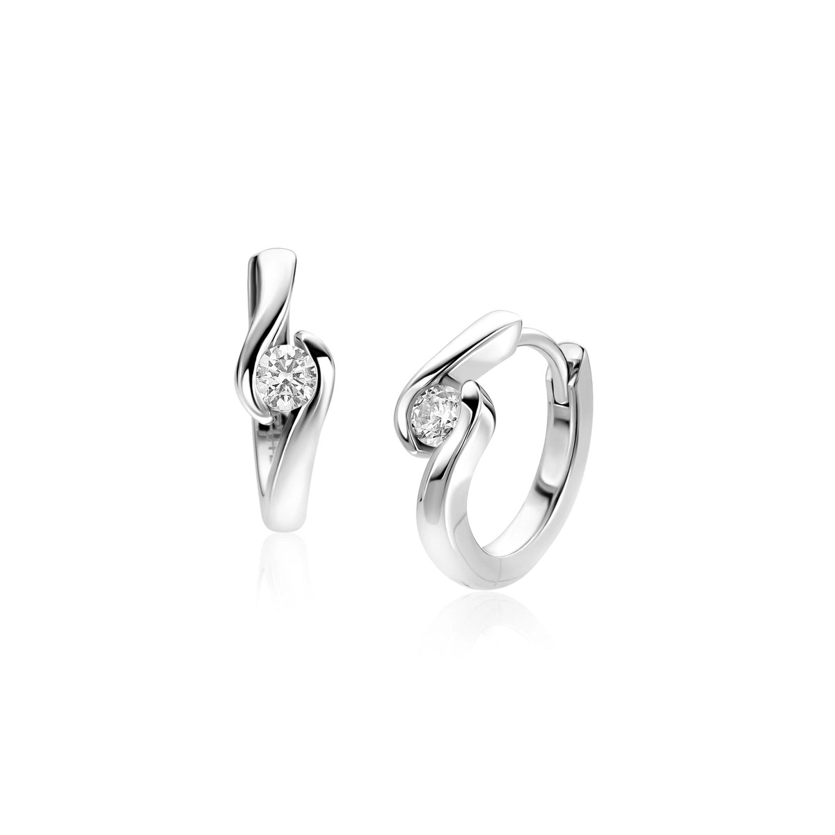 Boucles d'oreilles en argent avec une zirkonia blanche ronde, de forme ondulée.