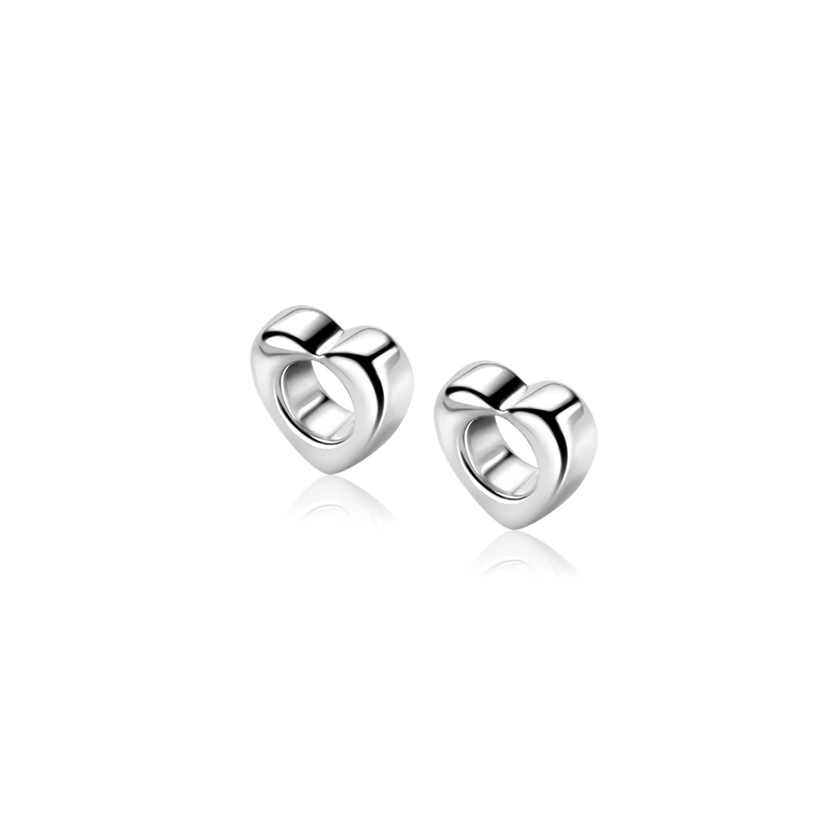 Boucles d'oreilles en argent en forme de cœur avec un design lisse et brillant.