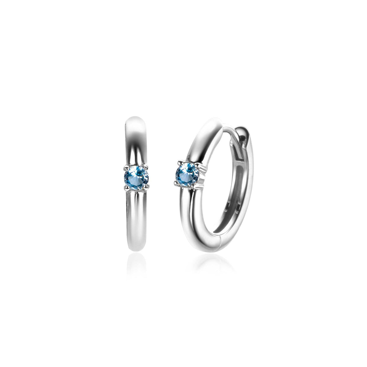 Boucles d'oreilles en argent avec un design lisse et un zircon bleu.